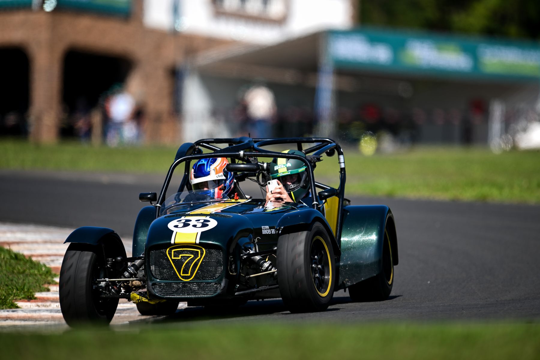 Passageiro registrando a experiência dentro do Caterham
