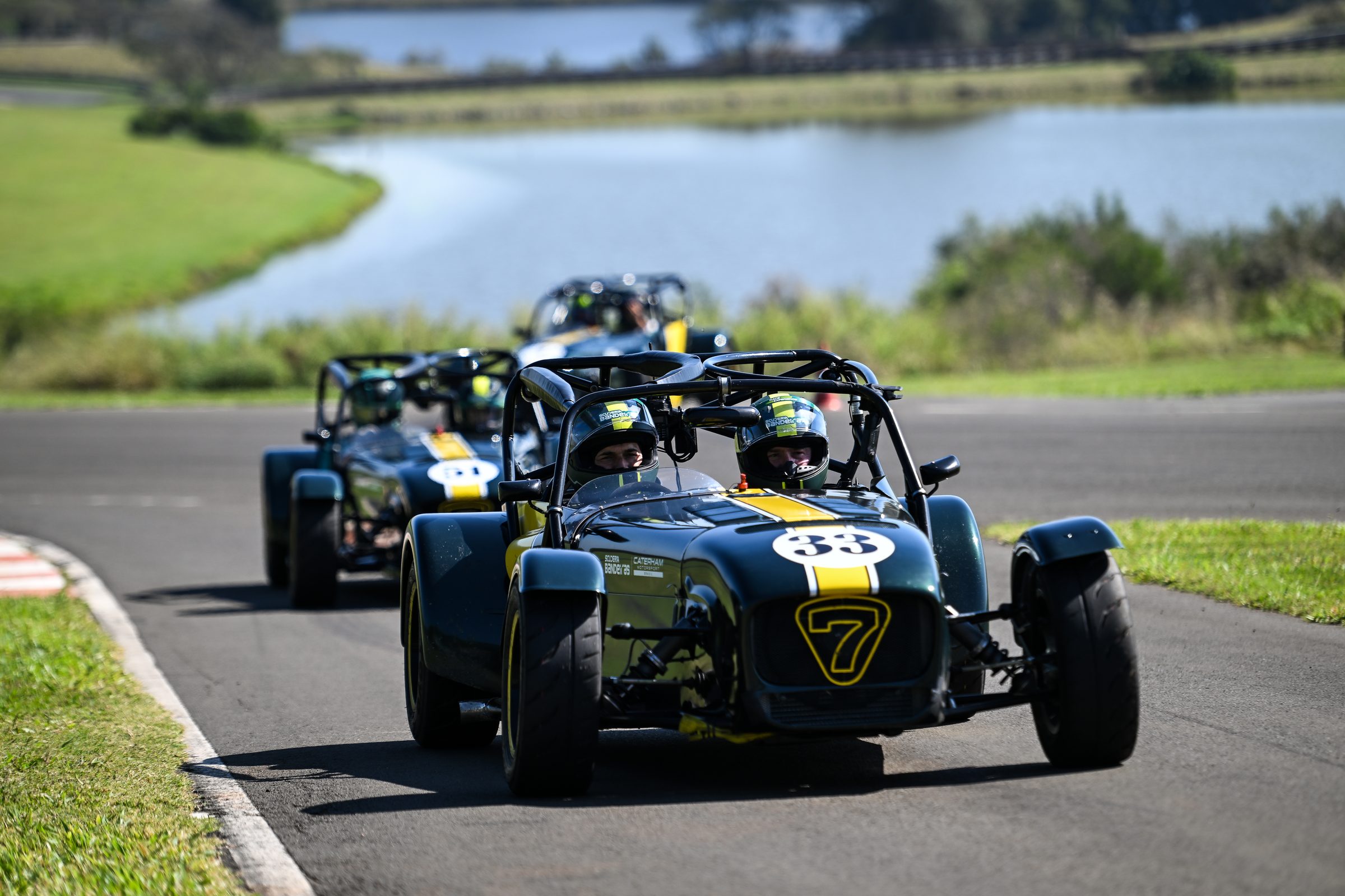 Caterhams disputando a pista lado a lado no Suhai Festival Interlagos
