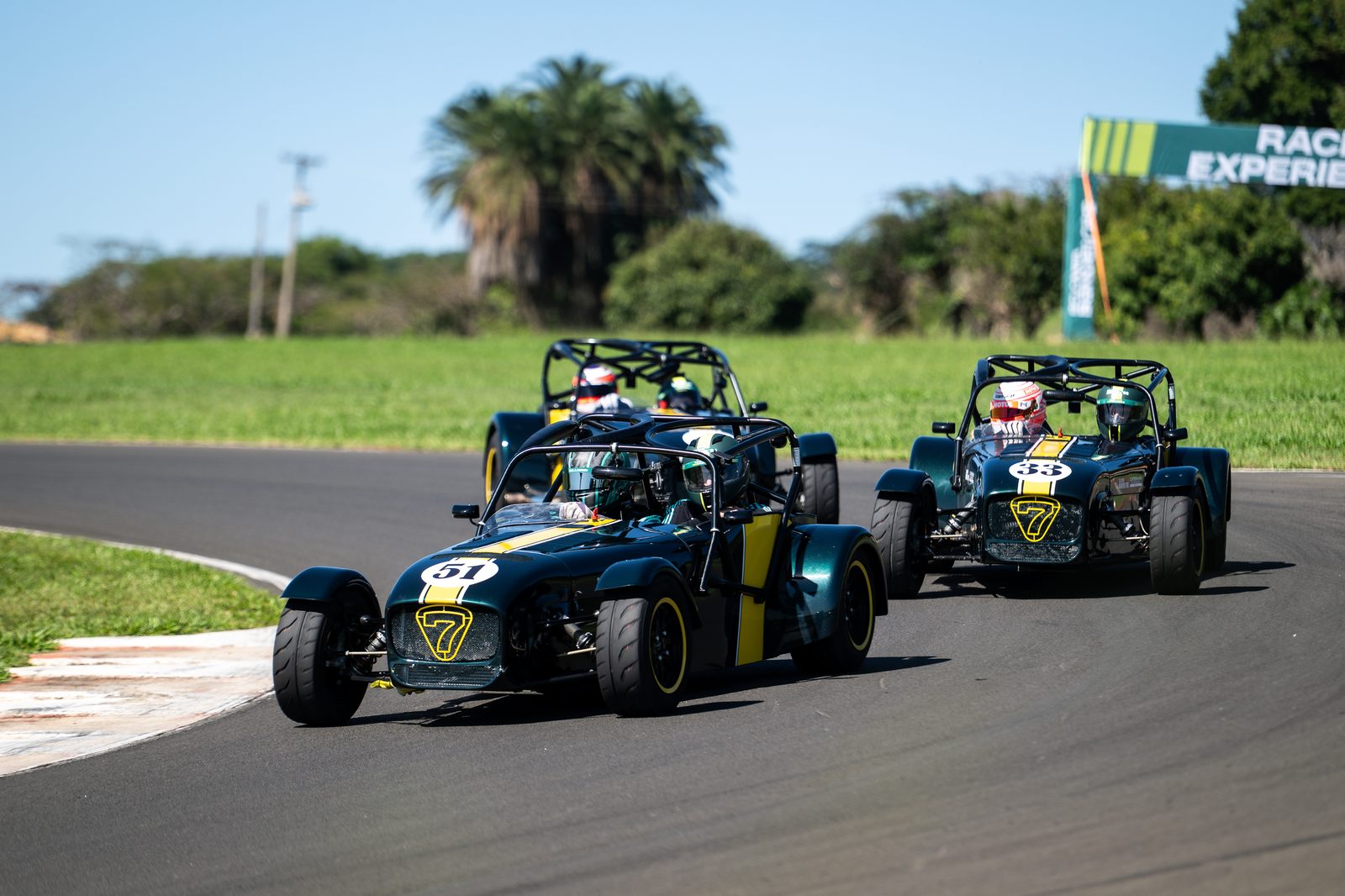 Caterhams disputando pista na Race Experience